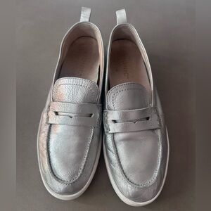 Vionic Uptown Women’s Silver Loafers